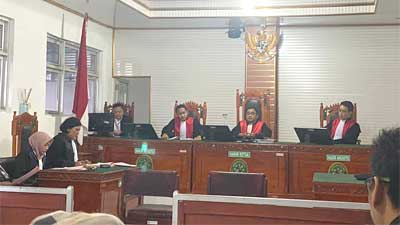 Kajari Way Kanan, Dr. Afrillianna Purba, S.H., M.H bacakan tuntutan Pidana Mati terhadap Terdakwa Erwinudin dalam perkara pembunuhan satu keluarga