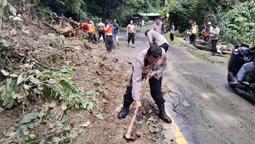 Kapolres Sawahlunto Beserta Jajaran Bersihkan Material Longsor