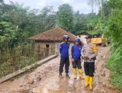 Kapolres Subang Tinjau Lokasi Banjir dan Longsor di Desa Mayang