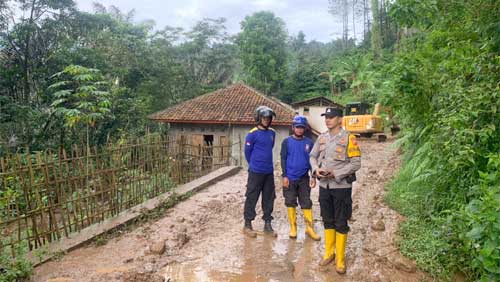 Kapolres Subang Tinjau Lokasi Banjir dan Longsor di Desa Mayang