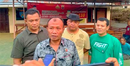 Kasat Reskrim Polres Payakumbuh, AKP. Elvis Susilo didampingi KBO Satreskrim, IPTU. Hendra Gunawan di Mapolsek Luhak