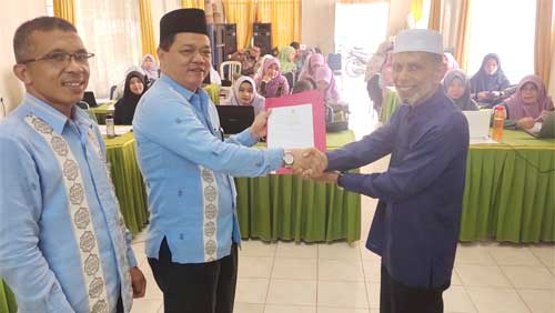 Dedi Wandra serahkan Sertifikat Halal gratis kepada Khairunas Dt. Pito Sirajo