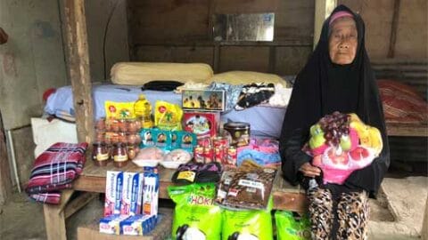Kemensos Beri Bantuan Ternak Ayam bagi Lansia Pemulung