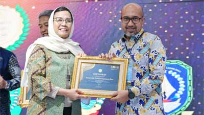 Menteri Keuangan Sri Mulyani serahkan Penghargaan Anugerah Adinata Syariah Tahun 2023 dari Komitmen Nasional Ekonomi dan Keuangan Syariah (KNEKS)