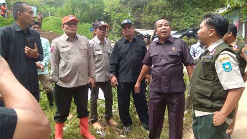 Komisi III DPRD Kota Sawahlunto Bantu Masyarakat Terdampak Longsor