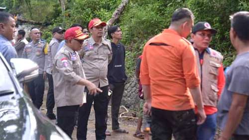 Tinjau lokasi longsor