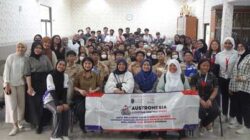 Mahasiswa UPER dan UTP setelah melaksanakan STEM Mini Camp dalam kegiatan Community Service Collaboration di SMAN 34 Jakarta