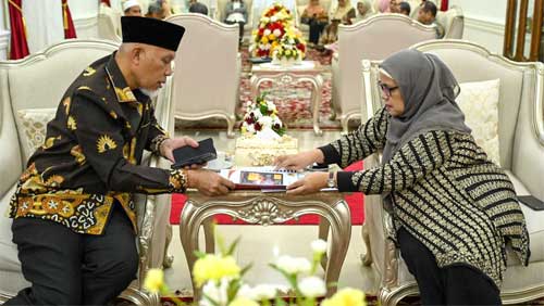 Gubernur Sumbar Dukung Sanggar Tari Sofyani Ikuti Festival Montoire di Perancis 1 Mahyeldi Ansharullah menerima audiensi Pimpinan Sanggar Tari Sofyani, Soni Drestiana