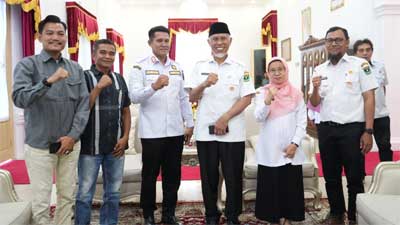 Gubernur Sumatera Barat (Sumbar), Mahyeldi Ansharullah menerima audiensi Wali Nagari Inderapura Barat, Kecamatan Pancung Soal, Kabupaten Pesisir Selatan