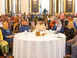 Bunda GenRe bersama Sekdaprov Hadiri Malam Puncak Adujak Kepri 2023