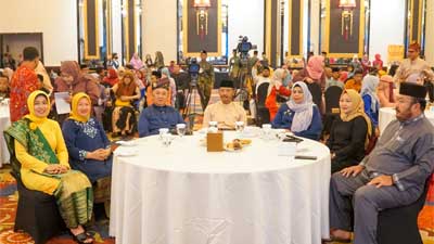 Hj. Dewi Kumalasari Ansar bersama Sekretaris Daerah Provinsi Kepulauan Riau Adi Prihantara menghadiri malam puncak kegiatan Apresiasi Duta Generasi Berencana (GenRe) dan Jambore Ajang Kreativitas (Adujak) tingkat Provinsi Kepulauan Riau tahun 2023