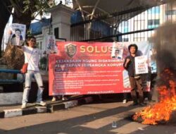 Massa Aksi SOLUSI Tuntut Mahfud MD Pecat Dua Perempuan Ring Satu Menteri Jonni dari Kominfo