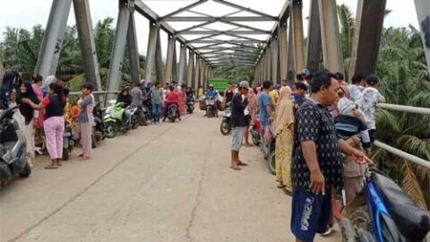 Seorang Ibu Rumah Tangga Diduga Bunuh Diri dengan Melompat dari Jembatan Batang Hari