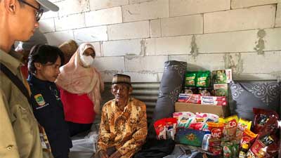 Kemensos Beri Bantuan Kewirausahaan untuk Keluarga Lansia di Karawang