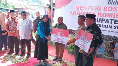 Menteri Sosial Serahkan Bantuan Rumah Sejahtera Terpadu di Kabupaten Solok