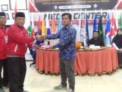 Ketua PDIP Dasrial Ery didampingi Sekretaris Tumpak Abdurahman serahkan berkas pendaftaran Bacaleg kepada Ketua KPU Sawahlunto, Fadhlan Armey