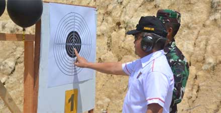 Pangdam I/BB, Mayjen TNI Achmad Daniel Chardin Uji Skill di Lomba Menembak Eksekutif Korem 022/Pantai Timur