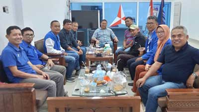 Ketua DPC Partai Demokrat Kota Bukittinggi, H. Ramlan Nurmatias, dalam pertemuan dengan sejumlah pengurus