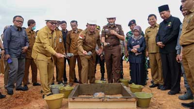 Pembangunan Gedung Rawat Inap Jiwa dan Perkantoran RSKJKO Engku Haji Daud Dimulai 1 Peletakan batu pertama (Ground Breaking) Pembangunan Gedung Rawat Inap Jiwa dan Perkantoran Rumah Sakit Khusus Jiwa dan Ketergantungan Obat (RSKJKO) Engku Haji Daud (EHD) Provinsi Kepulauan Riau di Tanjung Uban, Bintan
