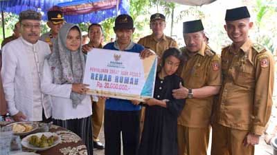 Bupati Agam Letakkan Batu Pertama Pembangunan Rumah Maswendi di Lubuak Panjang