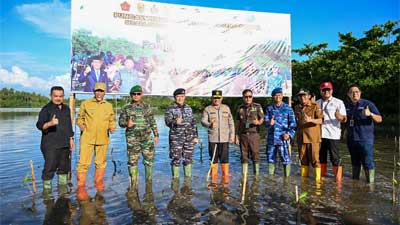 Penanaman mangrove serentak secara nasional di Pantai Pasir Jambak, Kota Padang