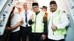 Menteri Agama Yaqut Cholil Qoumas bersama Gubernur Jawa Barat Ridwan Kamil melepas keberangkatan jemaah haji kloter pertama dari Embarkasi Kertajati (KJT-01), di Bandara Internasional Jawa Barat (BIJB) Kertajati, Majalengka