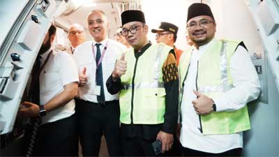Menteri Agama Yaqut Cholil Qoumas bersama Gubernur Jawa Barat Ridwan Kamil melepas keberangkatan jemaah haji kloter pertama dari Embarkasi Kertajati (KJT-01), di Bandara Internasional Jawa Barat (BIJB) Kertajati, Majalengka