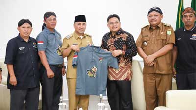 Pj Bupati Muba Dapat Kaos Republik Ngapak
