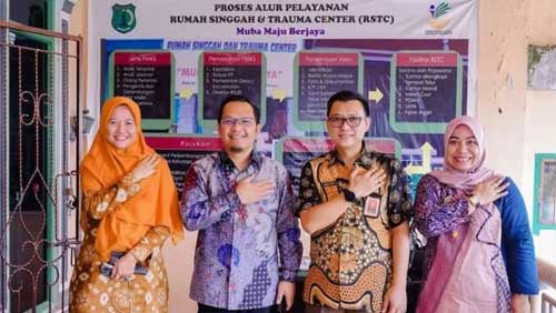 Kepala Dinas Sosial Kabupaten Musi Banyuasin (Muba), Sumatera Selatan, Ardiansyah dan Direktur RSUD Sekayu di Rumah Singgah dan Trauma Center (RSTC) Muba Maju Berjaya, di Kelurahan Kayu Ara, Kecamatan Sekayu
