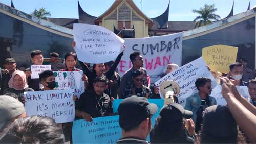 Ratusan jurnalis dari berbagai media unjuk rasa di depan Kantor Gubernur Sumbar