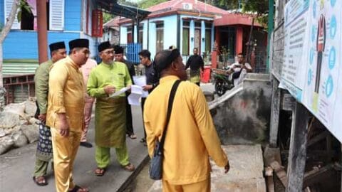 Tinjau Jalan Hingga Gang di Tambelan, Bupati Bintan Pastikan Semenisasi Berjalan dengan Baik