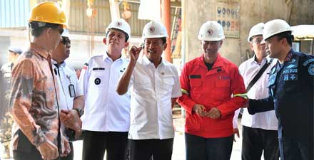 Sakti Wahyu Trenggono tinjau pembuatan kapal pengawas perikanan