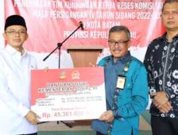 Kemensos bersama Komisi VIII DPR RI Salurkan Bansos di Batam