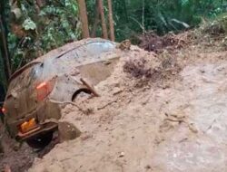 Longsor Dekat Kelok 9 Sebabkan Akses Sumbar – Riau Terputus, Satu Kendaraan Nyaris Tertimbun