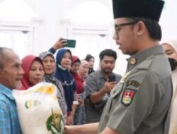 Wako Bukittinggi Serahkan Bantuan Beras CPP untuk 4.464 KK dan 22 PKH