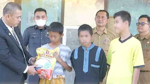Sekretariat DPRD Muba Gelar Bakti Sosial dengan Berbagi Paket Beras