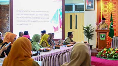 Mahyeldi saat menjadi Keynote Speaker pada Seminar Internasional Industri Halal Global