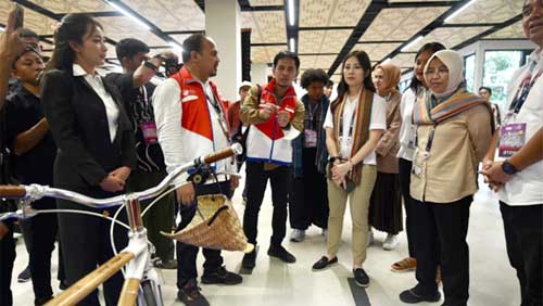 Dikunjungi Wamen Parekraf Angela Tanusudibyo, Pertamina expose Sepeda Bambu produksi binaan TJSL Pertamina pada SME’s Hub at Asean Summit Labuan Bajo 2023