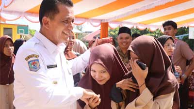 Gubernur Kepulauan Riau H. Ansar Ahmad berkunjung dan bersilaturahmi bersama keluarga besar SMAN 4 Tanjungpinang