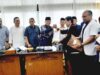 Wakil Ketua DPRD Sumatera Barat, Suwirpen Suib dan lainnya berdialog bersama perwakilan massa dari Aset Bangsa