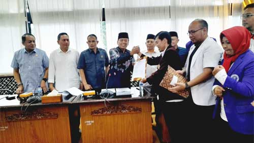 Wakil Ketua DPRD Sumatera Barat, Suwirpen Suib dan lainnya berdialog bersama perwakilan massa dari Aset Bangsa