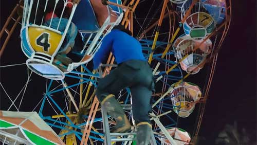 TRC Kota Payakumbuh Evakuasi 14 Warga yang Terjebak di Wahana Biang Lala Pasar Malam Talang