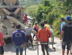 Tony Devisa Goro bersama Warga Kayu Aro Solok