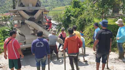 Tony Devisa saat gotong royong bersama warga di Jorong Kayu Aro, Nagari Batang Barus, Kecamatan Gunang Talang, Kabupaten Solok