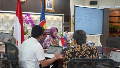 Menteri Sosial Tri Rismaharini sampaikan sambutan secara virtual pada Pertemuan Tingkat Menteri ASEAN ke-11 tentang Kesejahteraan Sosial dan Pembangunan (11th AMMSWD)