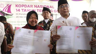 Hadiri Kopdar Nasional Terong Gosong, Mensos Catat dan Segera Tangani Keluhan Para Santri 1 Menteri Sosial Tri Rismaharini menjadi tamu istimewa dalam Kopdar Nasional Terong Gosong yang merayakan ulang tahun ke-14 di Ponpes Salafiyah Al-Misbar Mojokerto