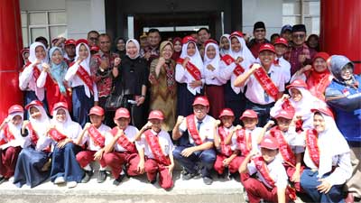 Menteri Sosial Tri Rismaharini bersama Duta Lansia