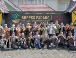 Mensos Kunjungi BBPPKS Padang sekaligus Salurkan Bantuan ke Lansia