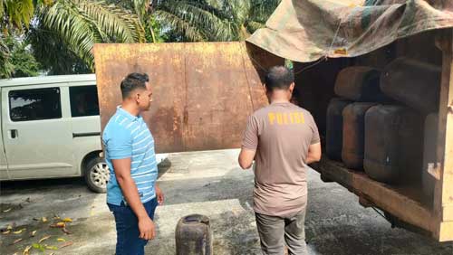 Satreskrim Polres Dharmasraya Kembali Tangkap Truk Pengangkut BBM Ilegal 1 Satreskrim Polres Dharmasraya Kembali Tangkap Truk Pengangkut BBM Ilegal