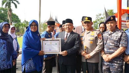 penyerahan penghargaan kepada Sekolah Sehat Tingkat Prov. Sumbar Tahun 2022